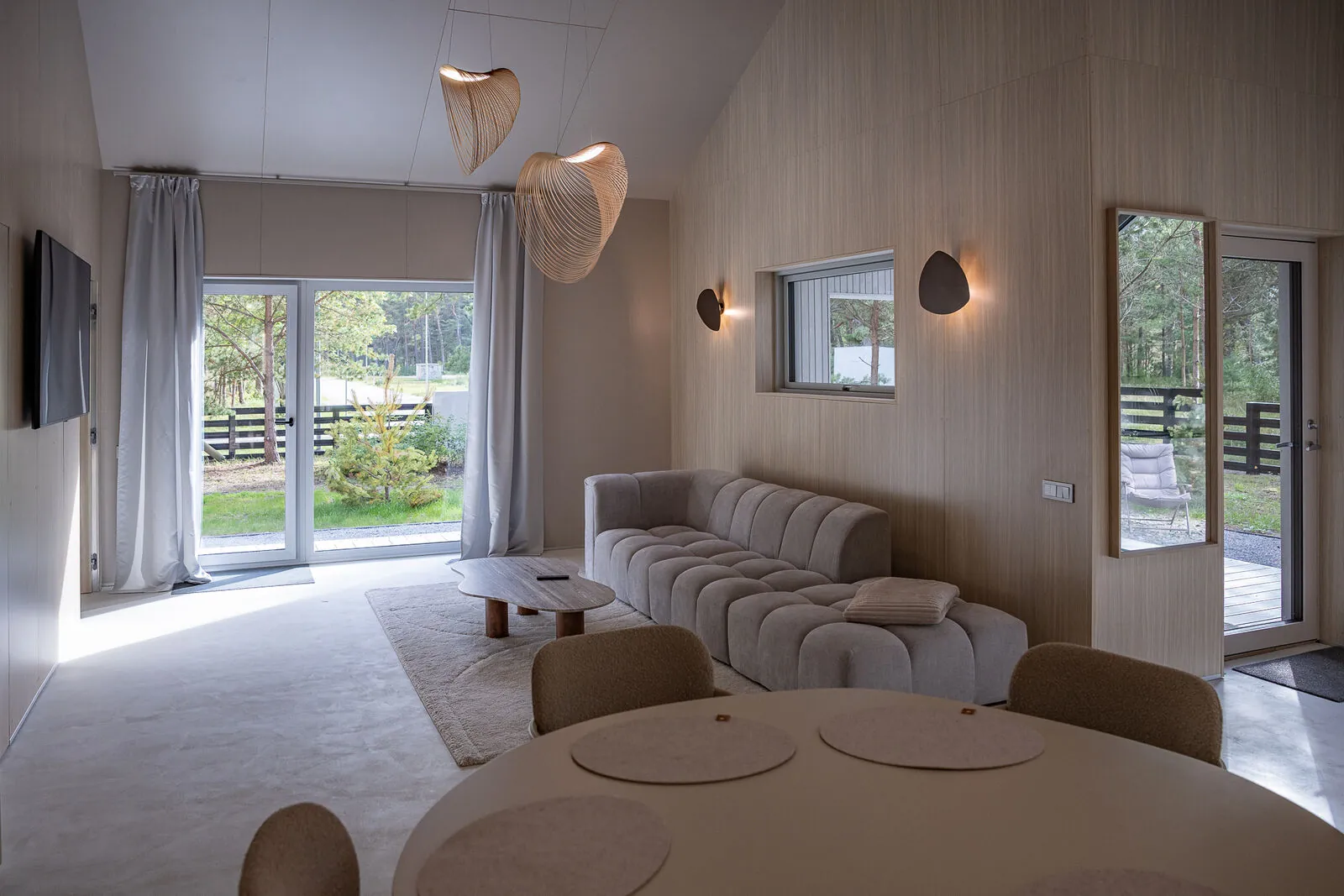 Vakara gaisma no dārza puses — Kaia House, Ventspils