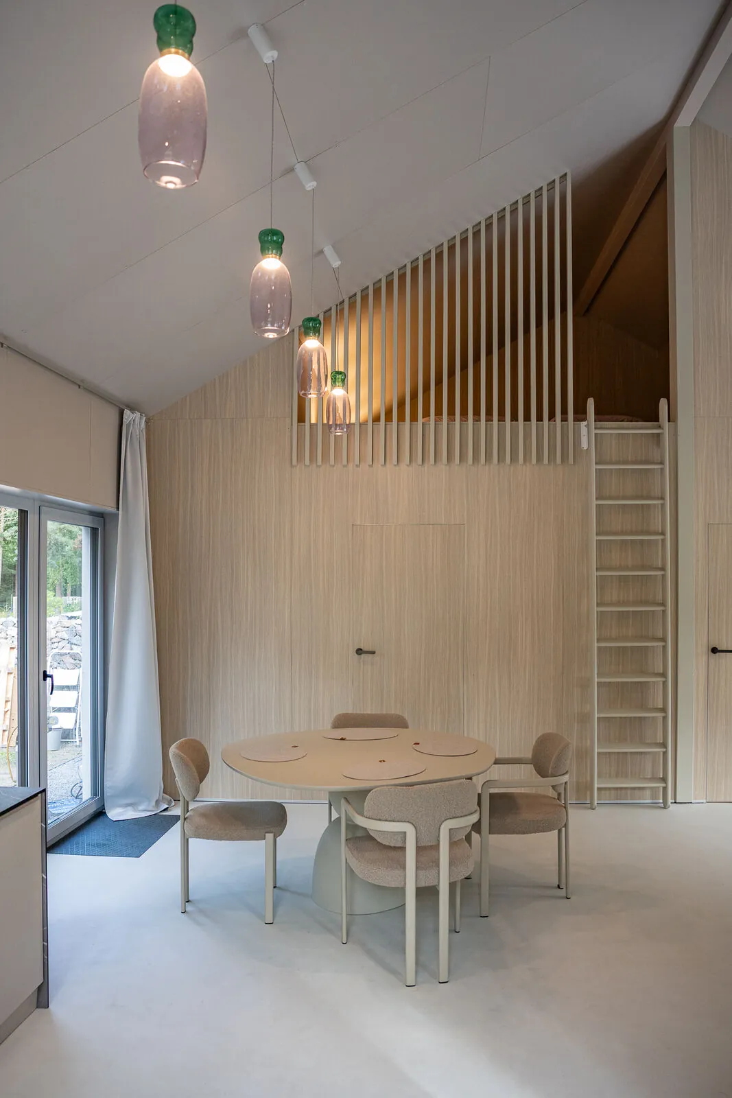 Rozā stikls virs galda — Kaia House, Ventspils