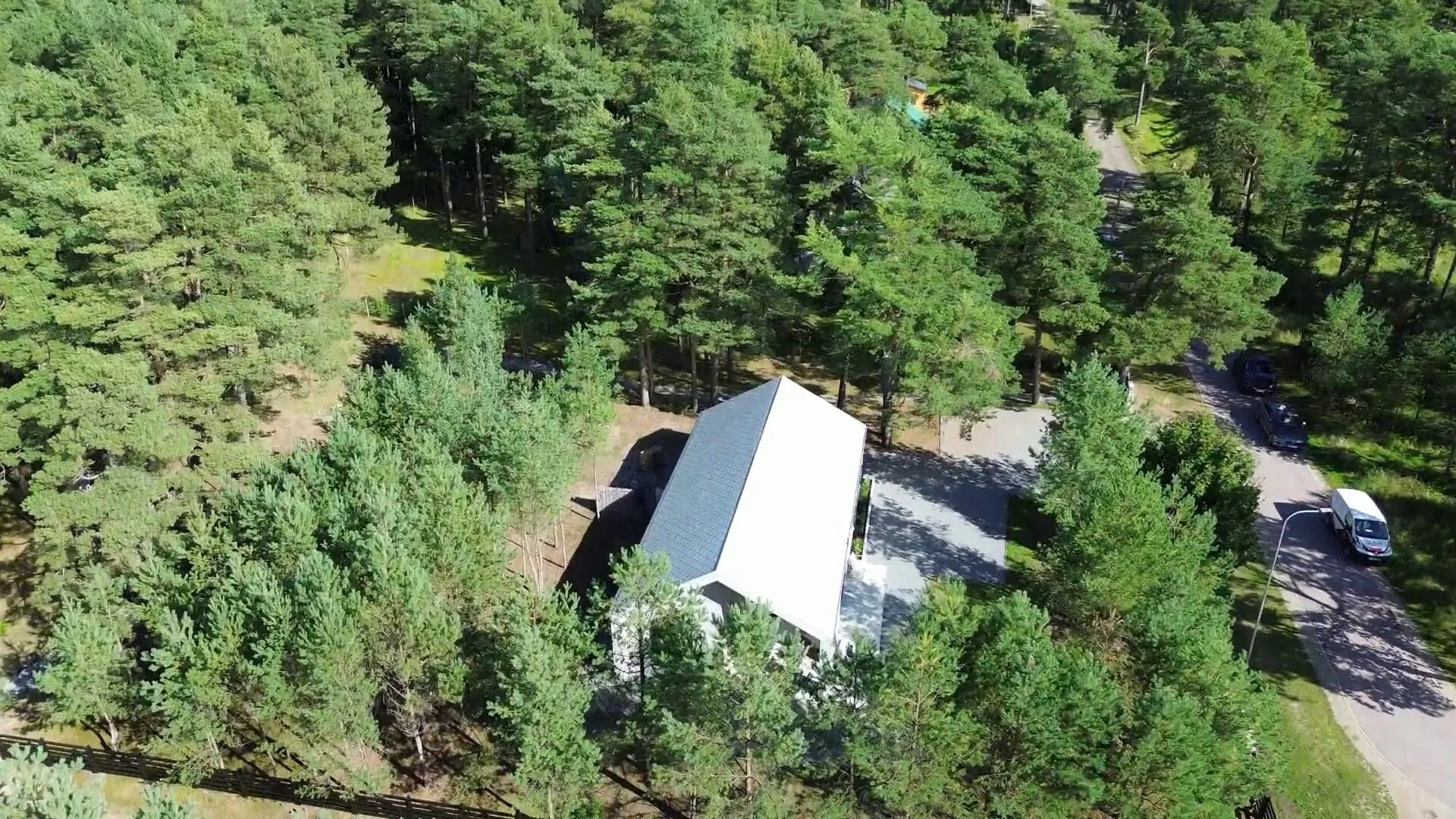 Kaia House no augšas — gaišs jumts priežu vidū Ventspilī