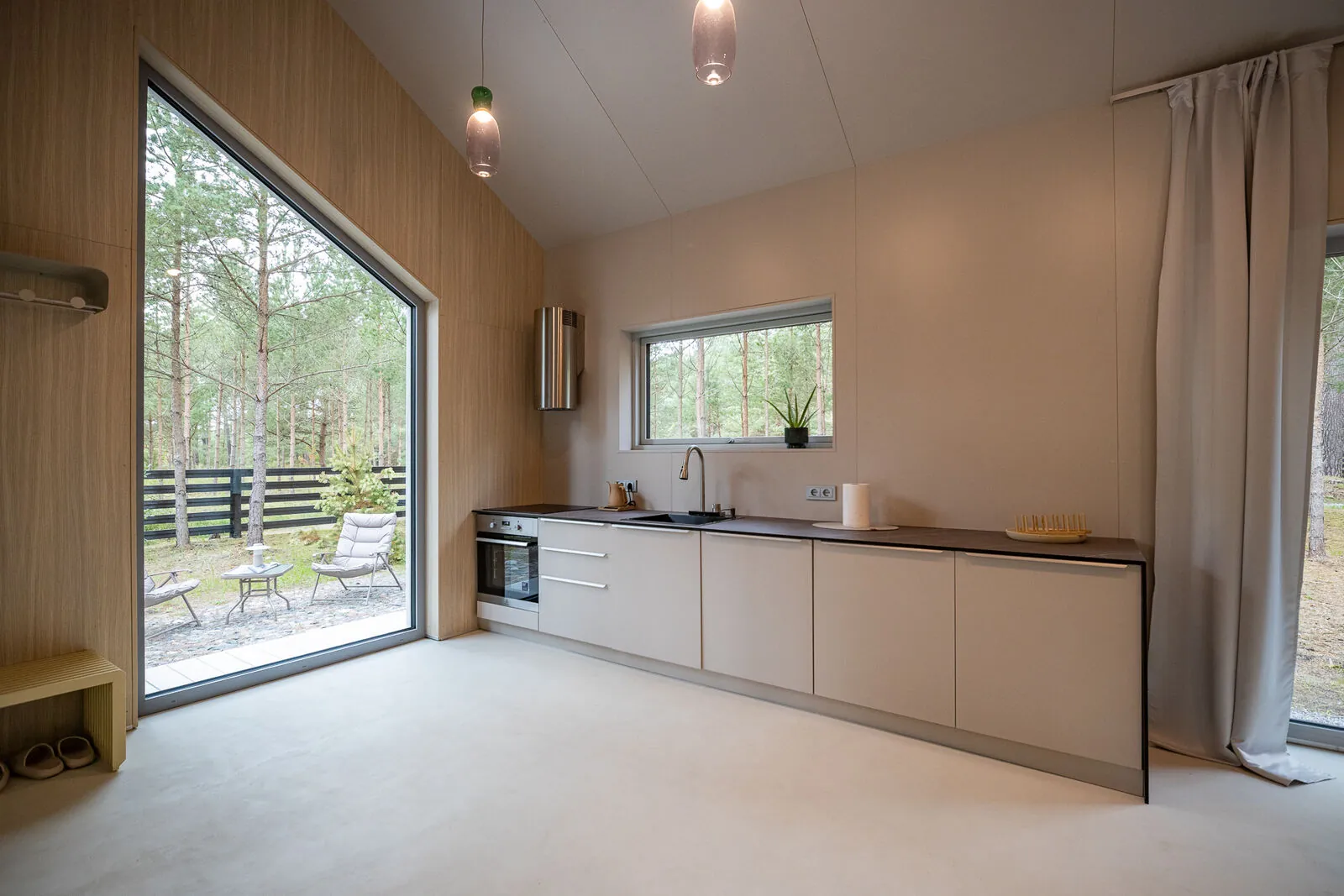 Virtuve no dārza durvīm — Kaia House, Ventspils