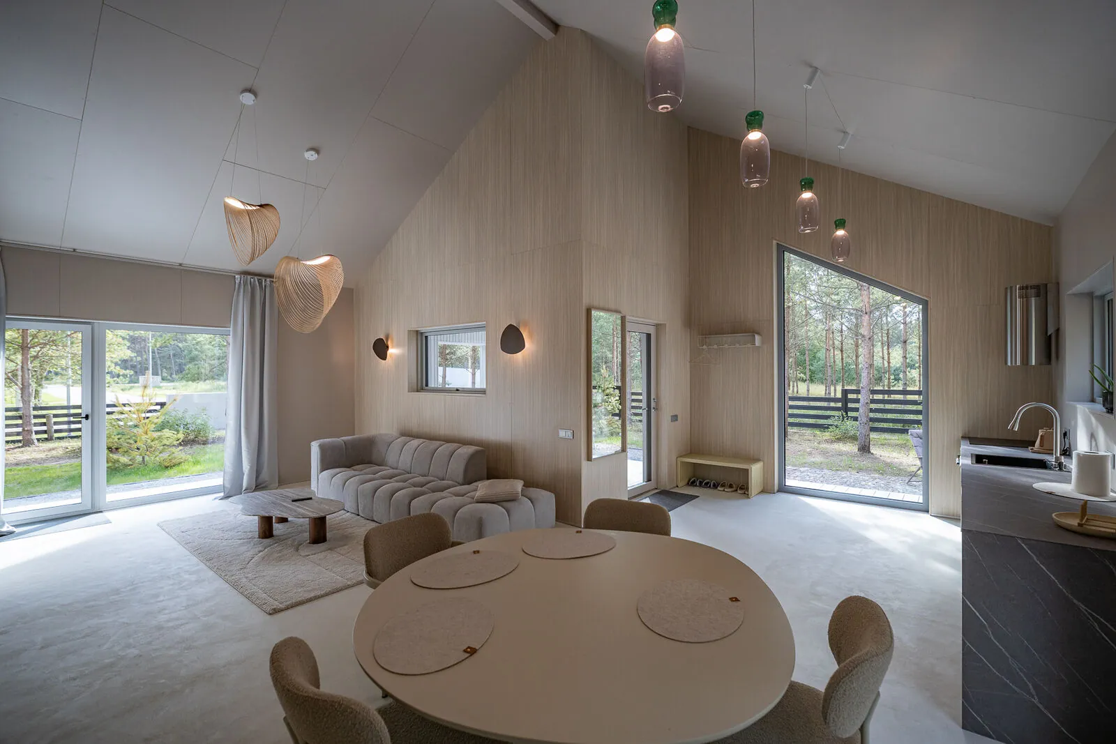 Viesistaba no virtuves gala — Kaia House, Ventspils