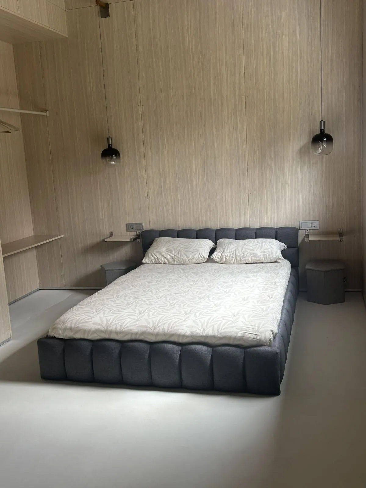 Galvenā guļamistaba: lampas, plaukti un gaišs koks — Kaia House, Ventspils