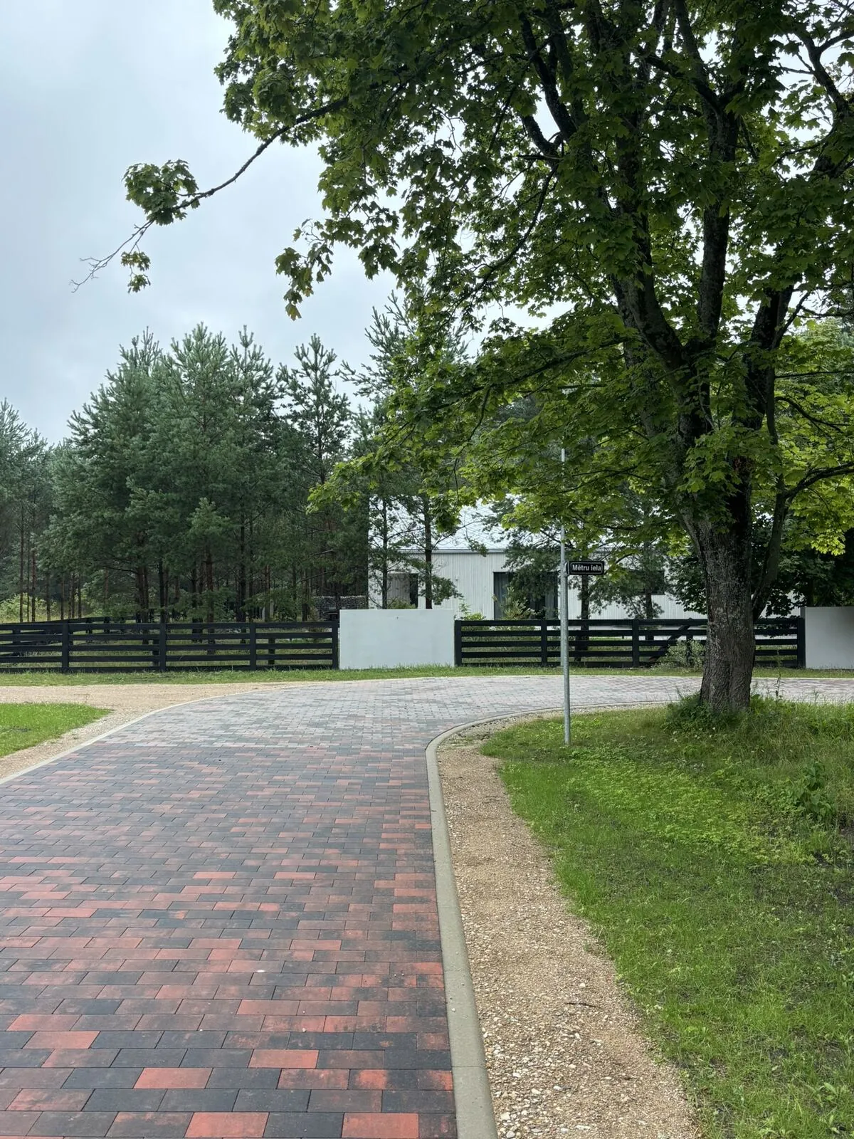 Pārbūvēts ceļš ar jaunu bruģi un veloceļu piejūras kvartālā — Kaia House, Ventspils