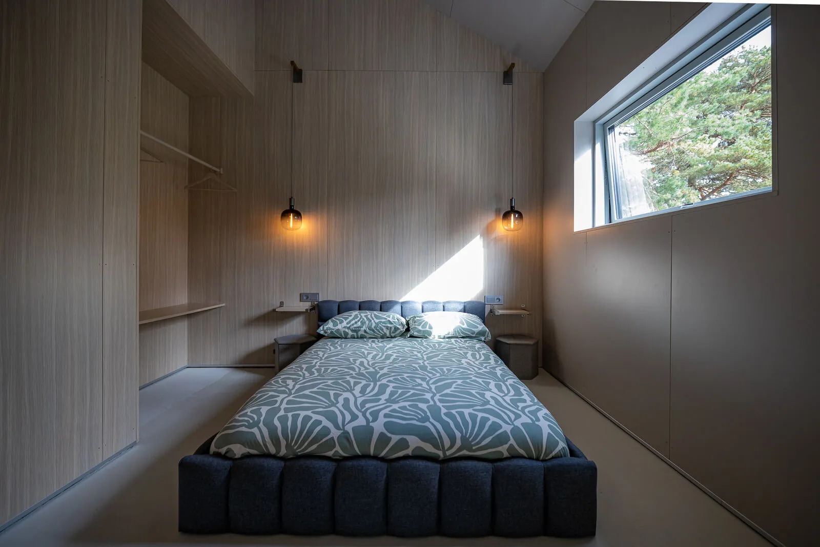 Otrā guļamistaba — garais logs uz mežu — Kaia House, Ventspils