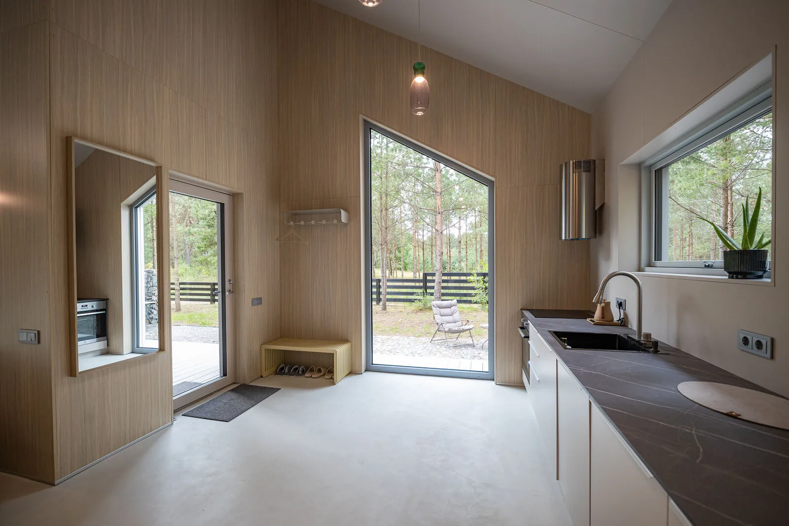 Mazais spārns: virtuve, ieeja, spogulis — Kaia House, Ventspils